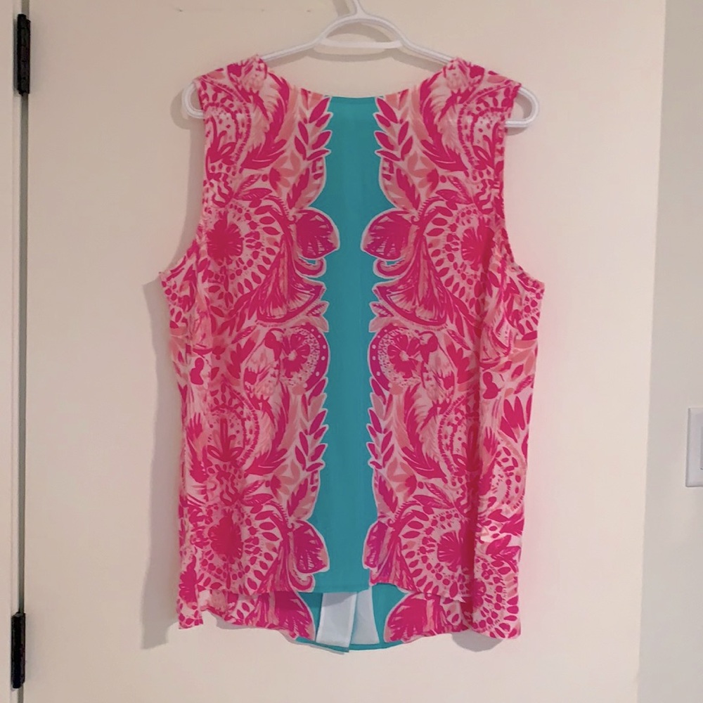 Lilly Pulitzer! Back button closure never worn sleeveless blouse.